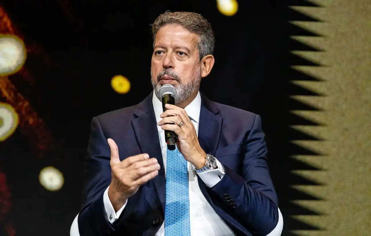 Lira reúne prefeitos sem Alfredo e JHC para demonstrar força política