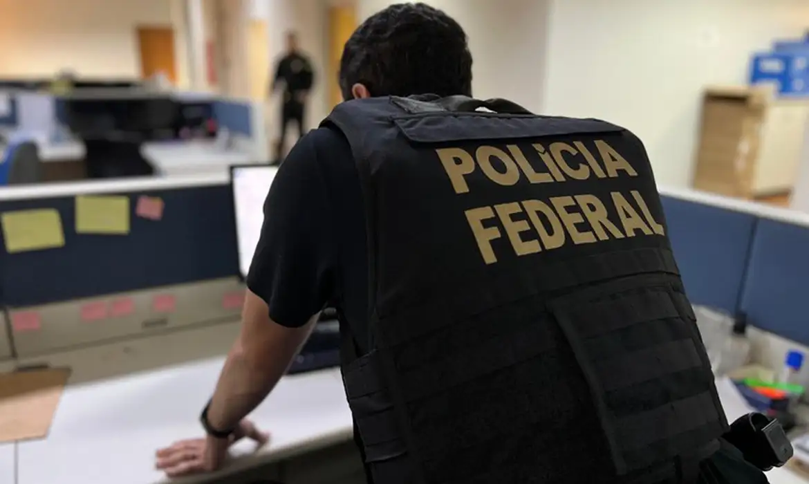 PF prende policiais que cobravam propina de chefe do CV