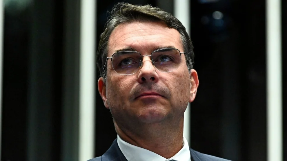 Ex-assessora de Flávio Bolsonaro é denunciada por lavagem de dinheiro