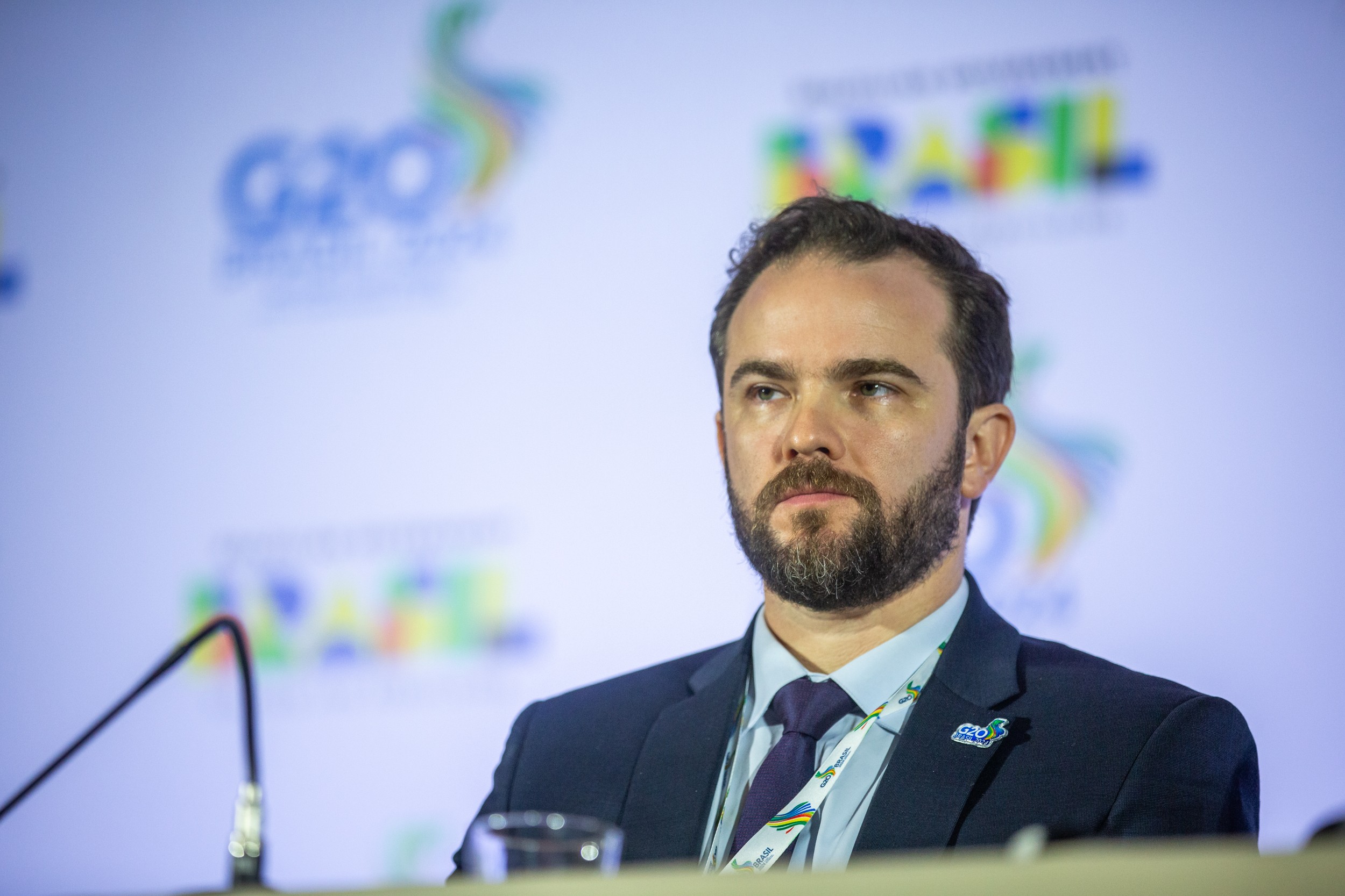 Dario Durigan assume a Fazenda com foco em continuidade e rigor fiscal