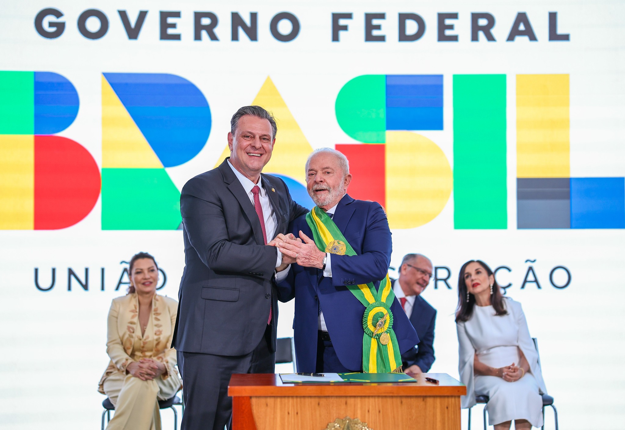 Governo exonera ministro para barrar pedido de prisão contra Lulinha na CPMI