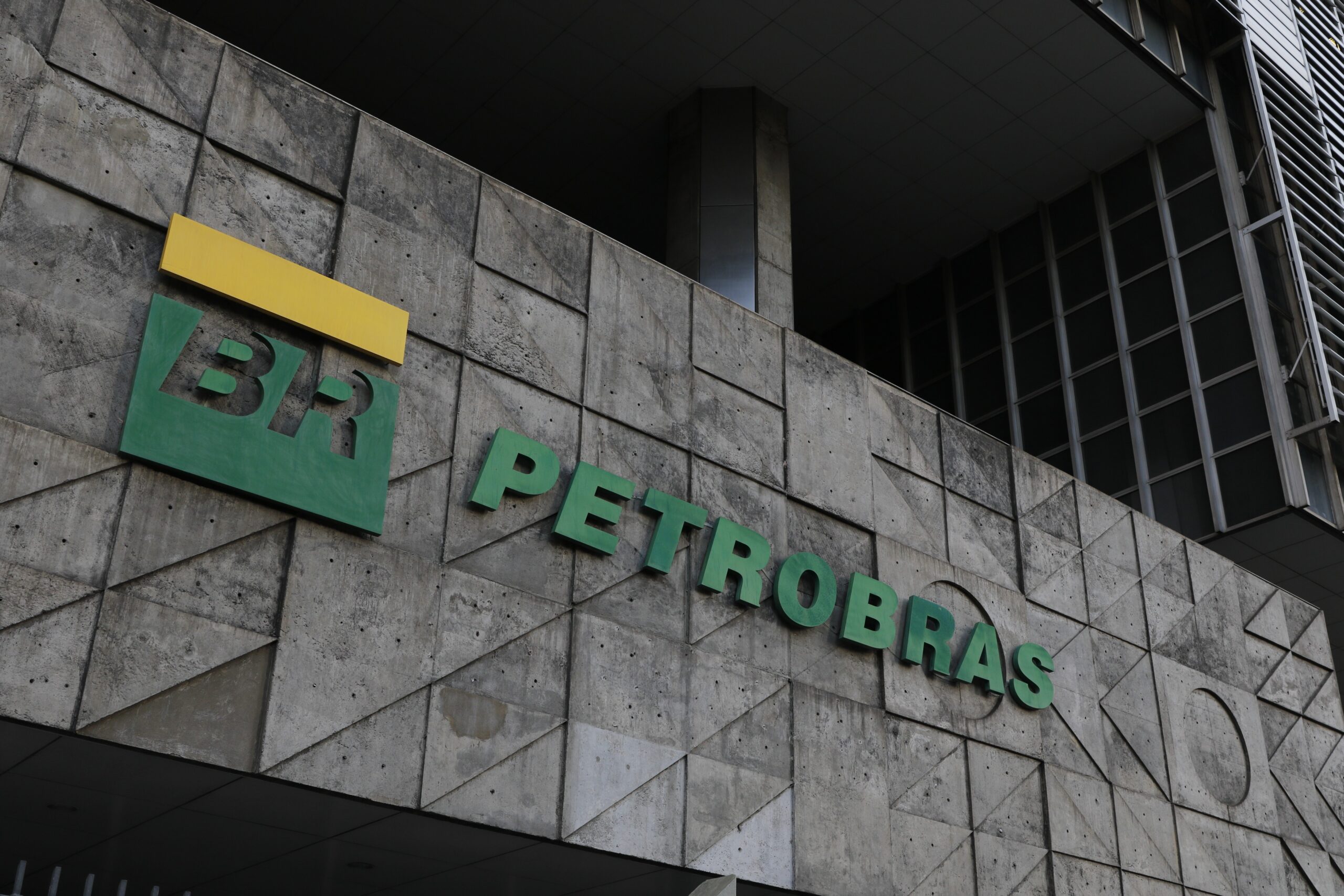 Petrobras Amplia Oferta de Combustíveis em Meio a Alerta de Desabastecimento e Pressão Global