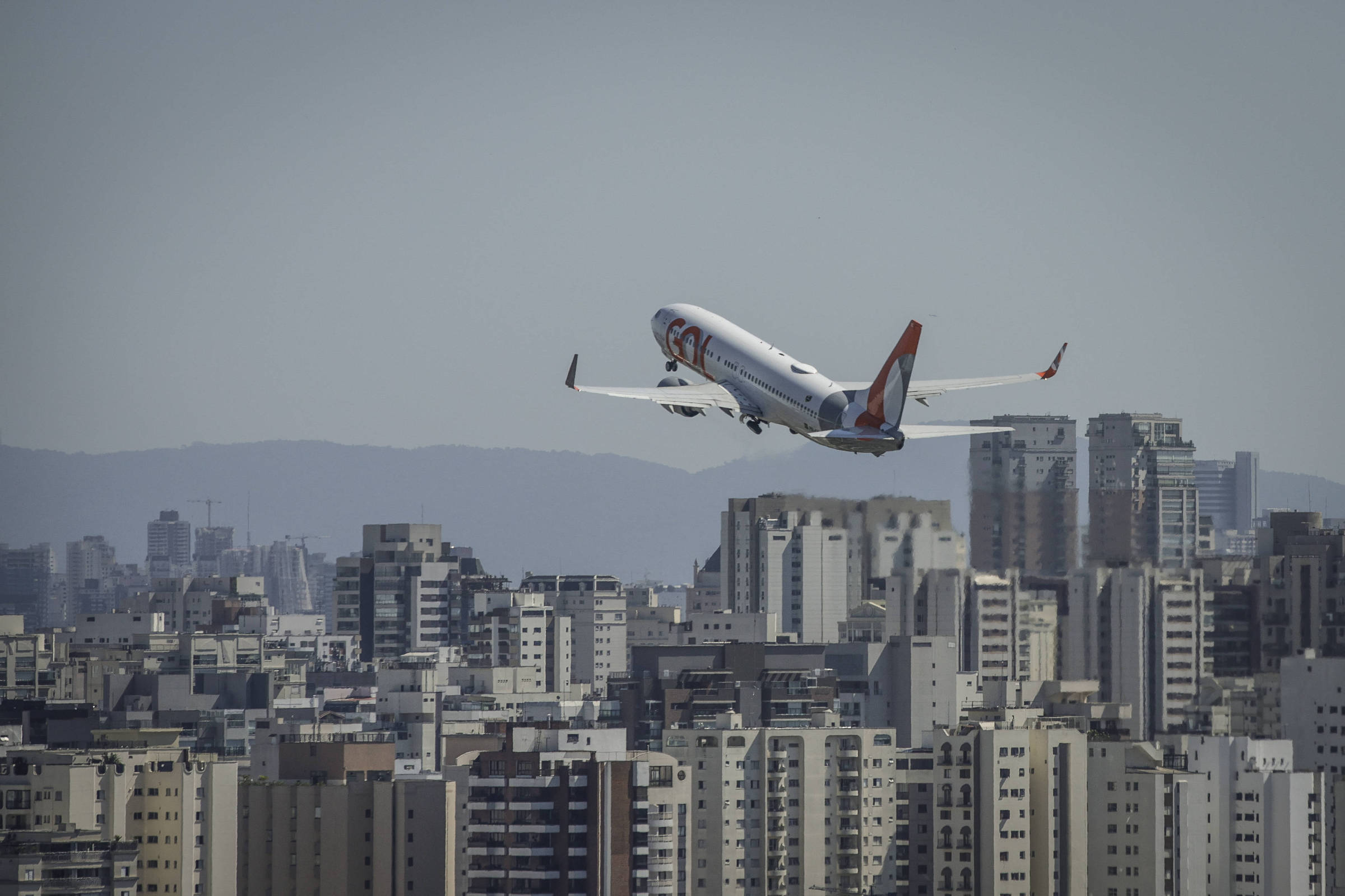 Setor Aéreo em Turbulência: Gol Reduz Prejuízo em 72% no Quarto Trimestre de 2025, Mas Acumula Perdas Bilionárias