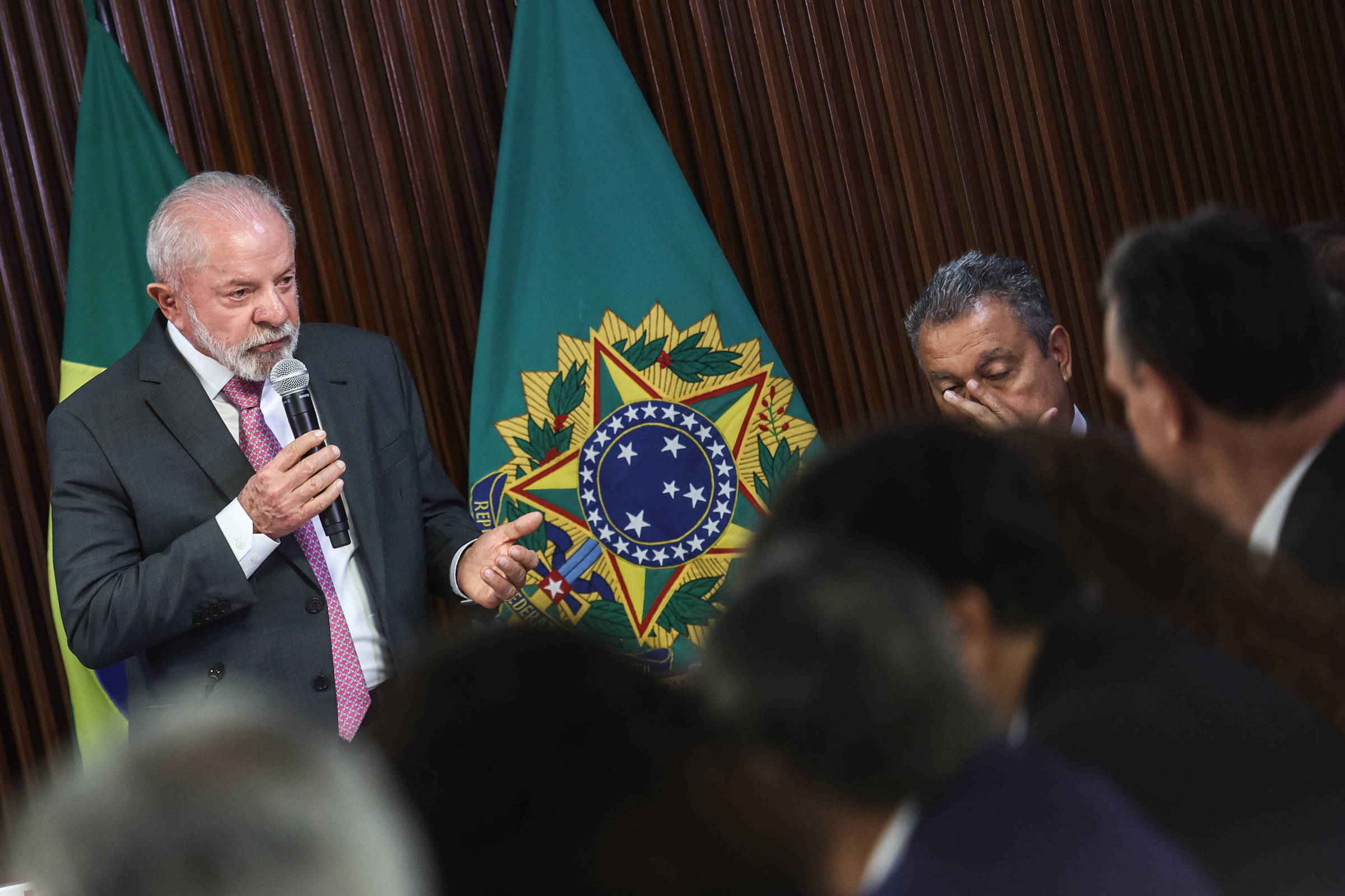 Lula Alerta Ministros: ‘Entrega’ do Brasil a Trump com Flávio Bolsonaro Ameaça Soberania Nacional