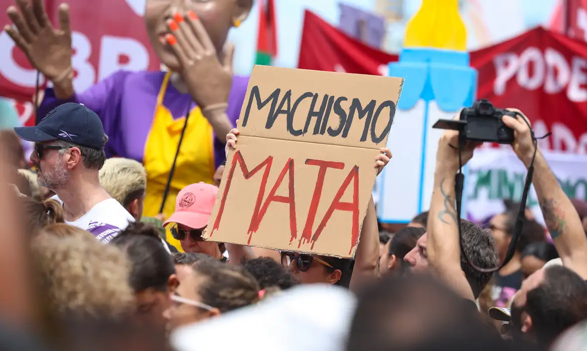 PF investiga vídeos misóginos que incitam violência contra mulheres
