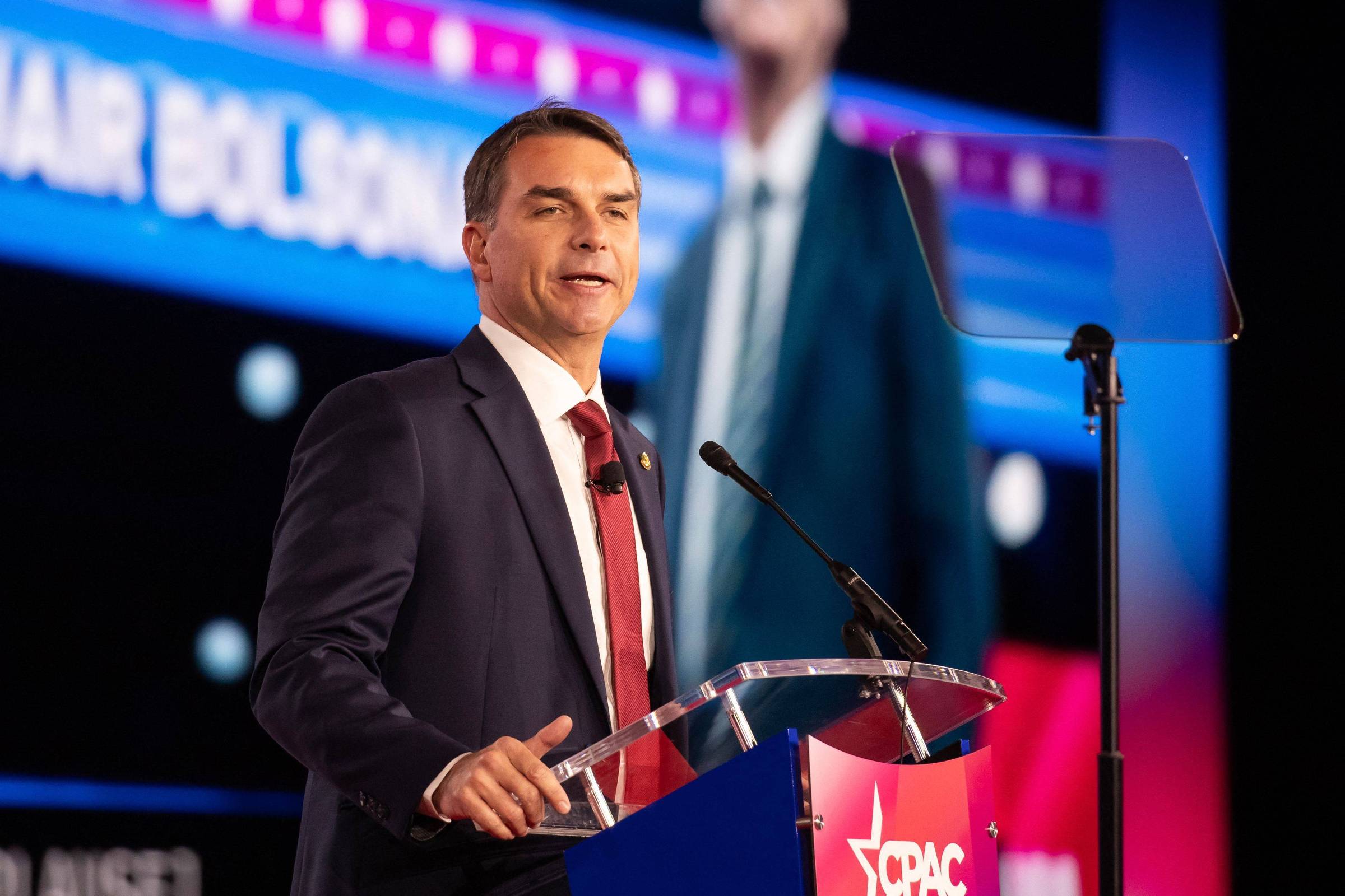 Extrema-Direita Global: Flávio Bolsonaro Projeta Agenda Antiglobalista Brasileira em Conferência no Texas