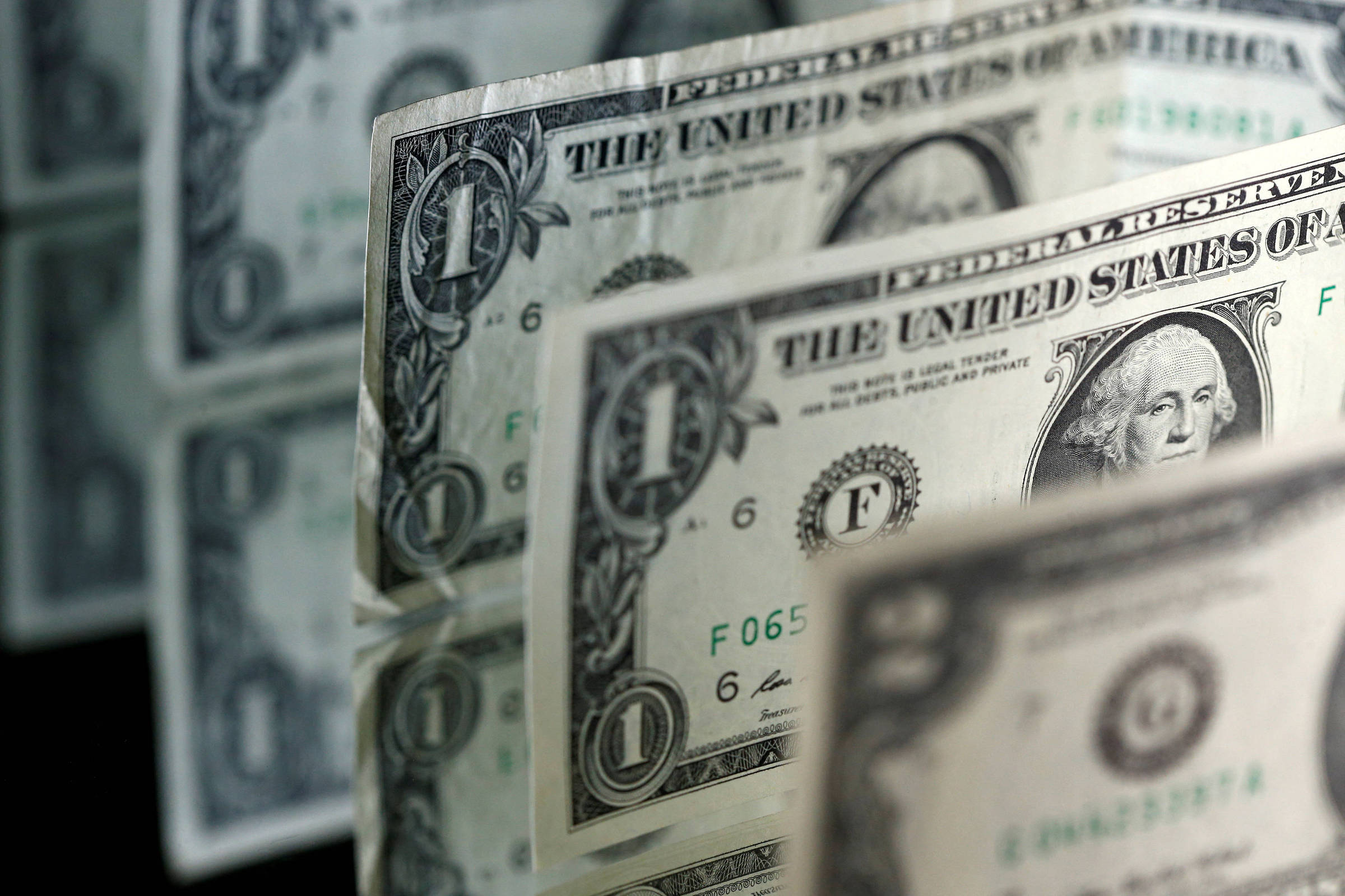Escalada Militar no Oriente Médio Impulsiona Dólar e Ameaça Estabilidade Global
