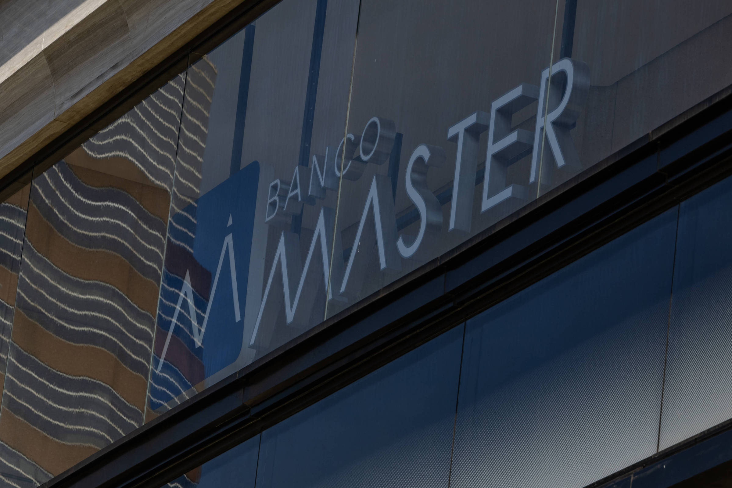 Escândalo no Banco Master: Fraude e Manobras para Ocultar Iliquidez Abalam o Sistema Financeiro Brasileiro