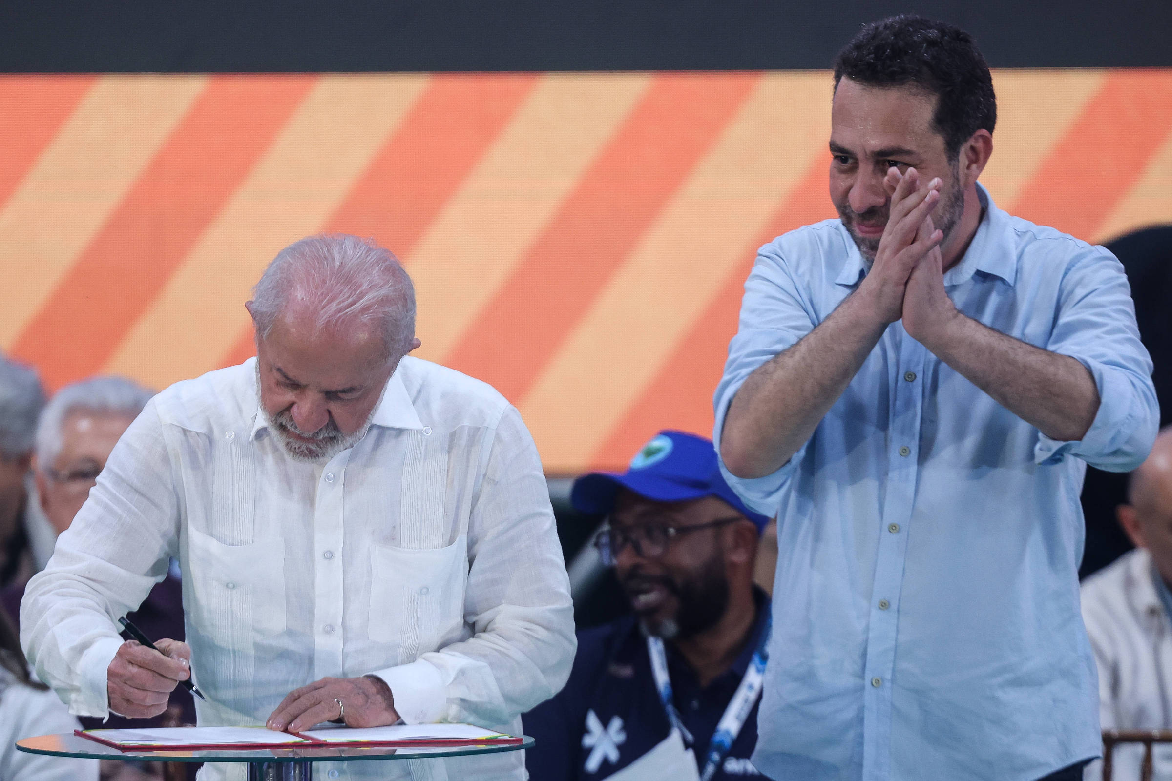 Governo Lula Impulsiona Fim da Escala 6×1 com Projeto de Lei Próprio, Desafiando Caminho do Congresso