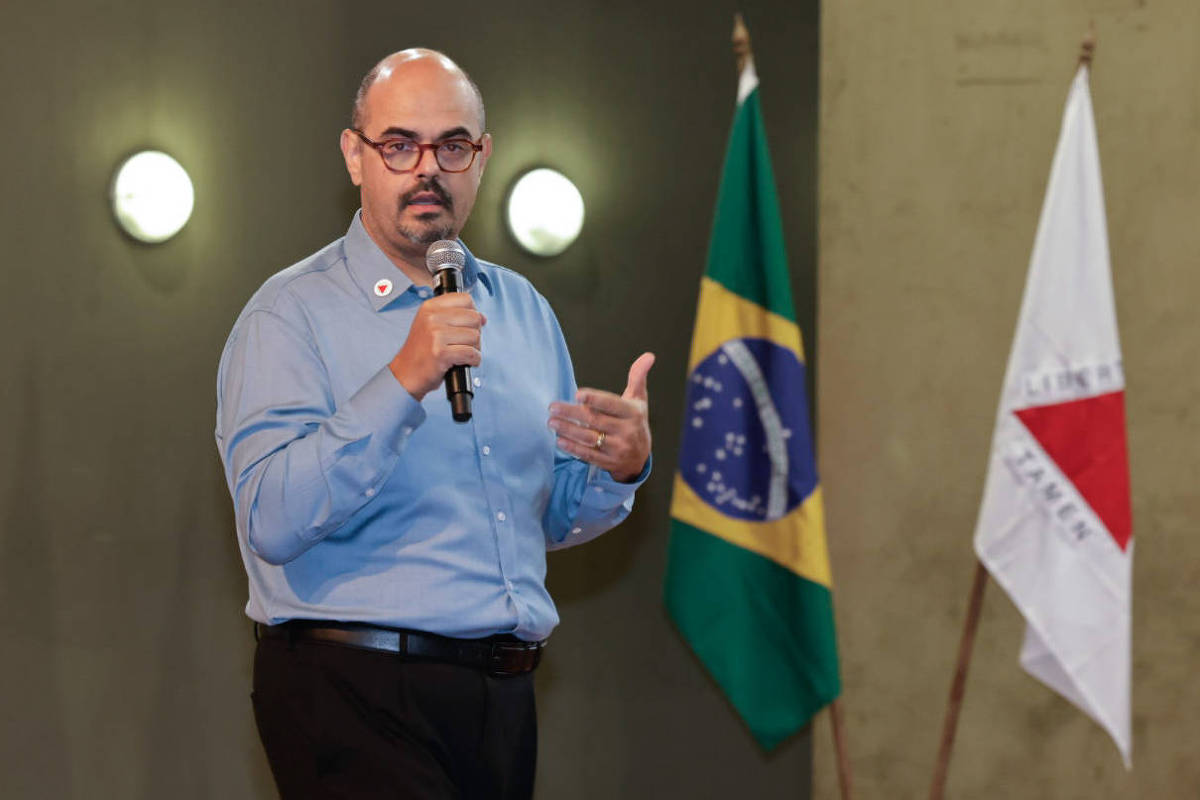 Minas Gerais: Governador Mateus Simões Lidera Apelo por Unificação da Centro-Direita em Meio à Proliferação de Candidaturas