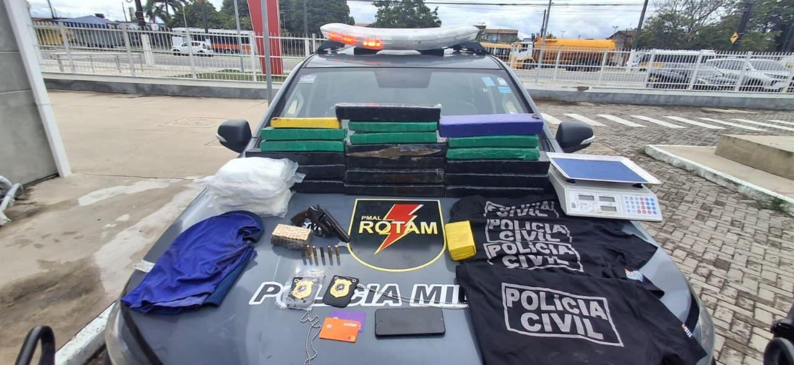 Operação Integrada em Satuba Desmascara Rede Criminosa com Mais de 26 kg de Drogas e Fardamentos Falsos
