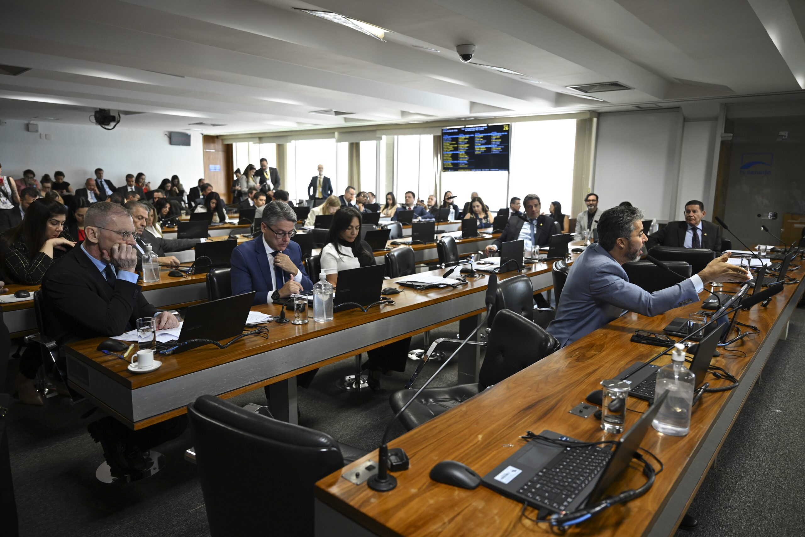 Senado Aprova PEC Crucial que Redefine Responsabilidade de Mídia por Declarações de Entrevistados em Meio a Tensão com o STF