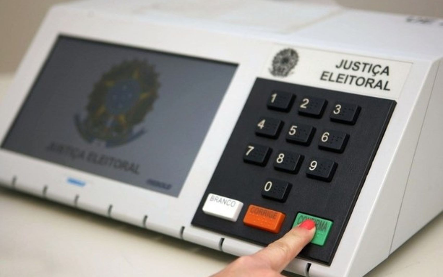 Insatisfação Econômica e Empate Presidencial: Pesquisas Qualitativas Revelam Cenário Volátil para 2026