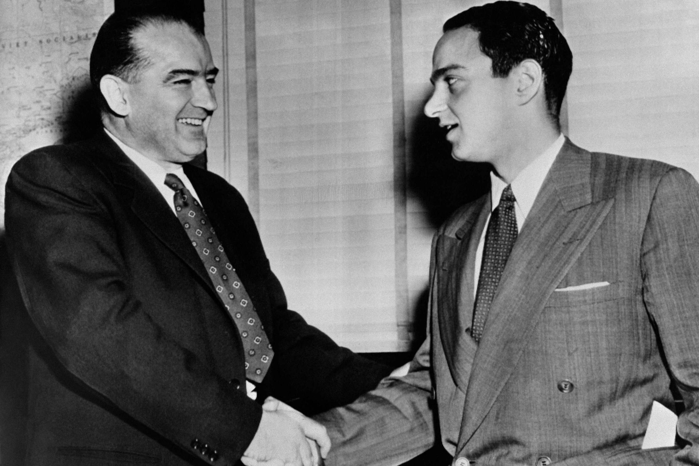 Legado Sombrio: Livro Revela a Influência Duradoura de Roy Cohn na Política Americana