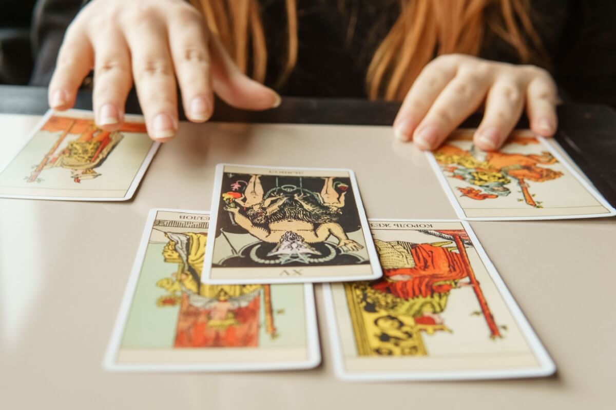 As Revelações Cósmicas Diárias: O Impacto das Previsões do Tarot para os 12 Signos em 19 de Abril de 2026
