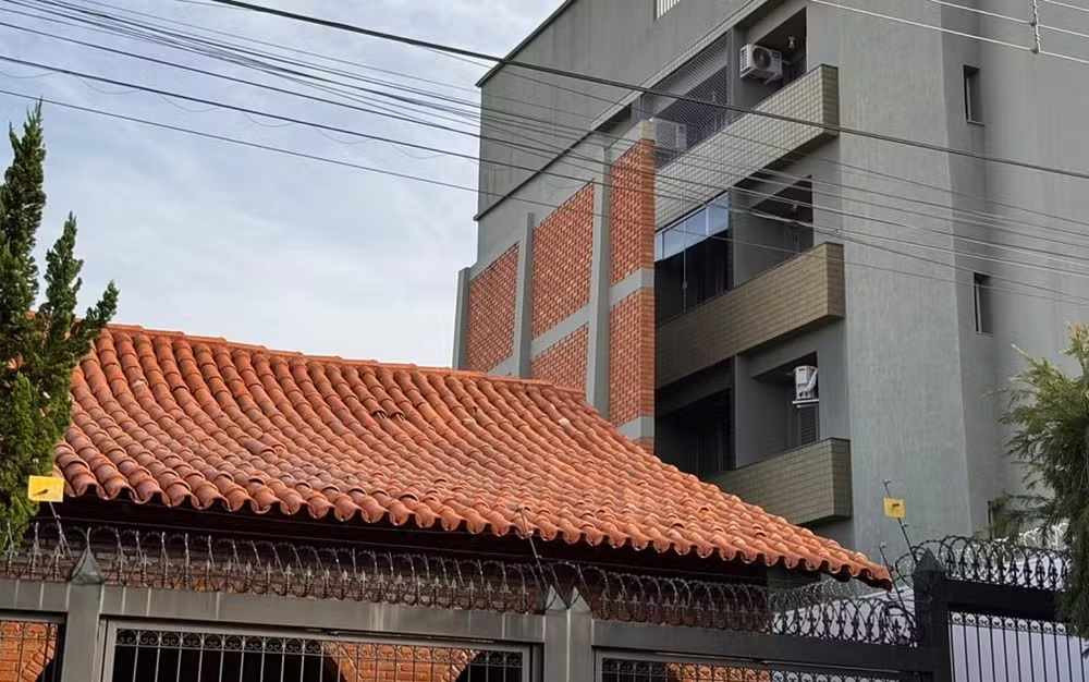 O Gigante Silencioso de Passos: Muro de 13 Metros Reacende Debate sobre Privacidade e Urbanismo