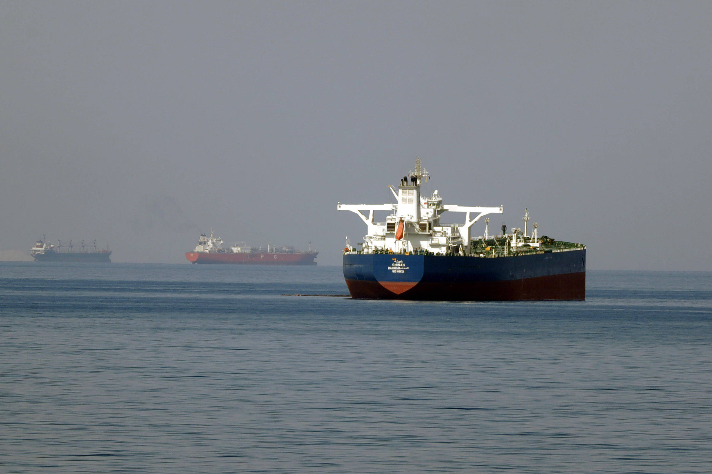 Crise no Oriente Médio Acelera Preços do Petróleo: Estreito de Hormuz em Alerta Máximo
