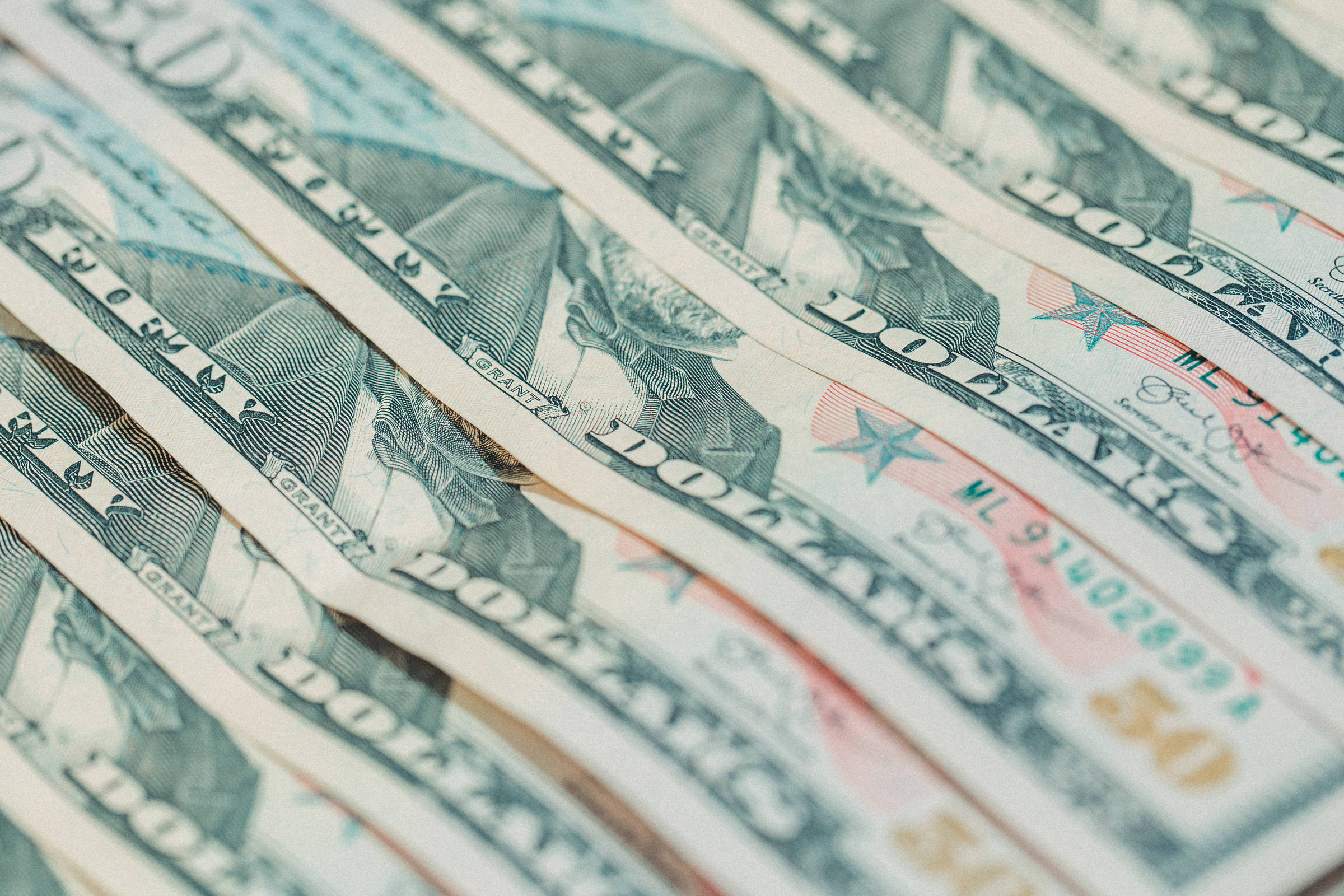 Tensão Geopolítica: Irã Fecha Estreito de Hormuz e Rejeita Negociações, Mantendo Dólar em Estabilidade Tensa